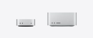 Mac mini와 Mac Studio를 실제 크기 비율로 나란히 놓은 정면 사진