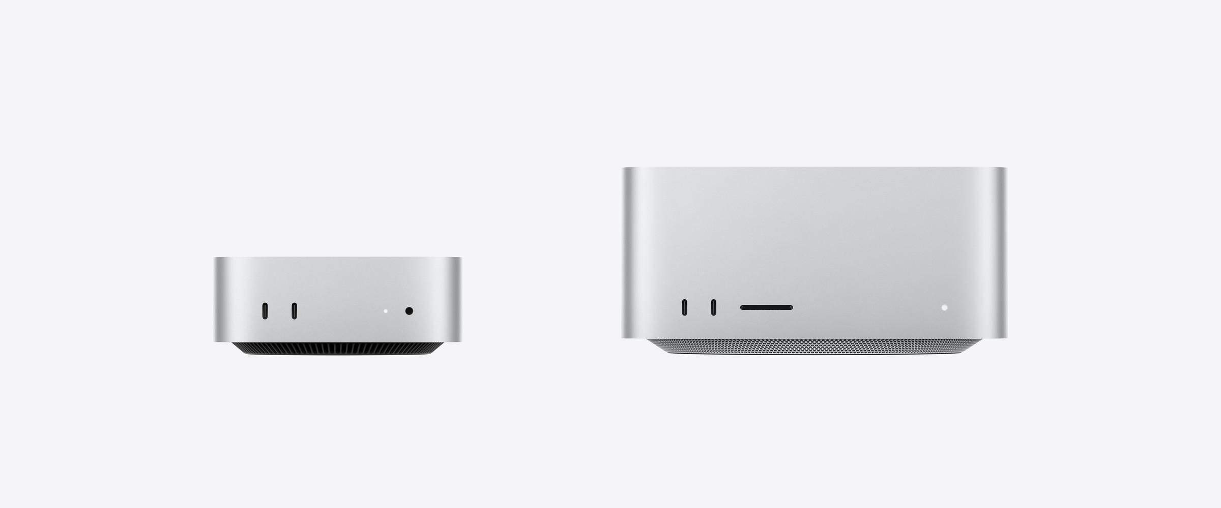 Mac mini와 Mac Studio를 실제 크기 비율로 나란히 놓은 정면 사진
