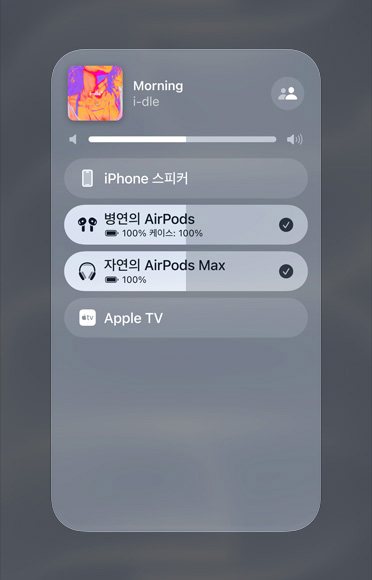 AirPods 5를 착용하고 음악을 듣는 사람