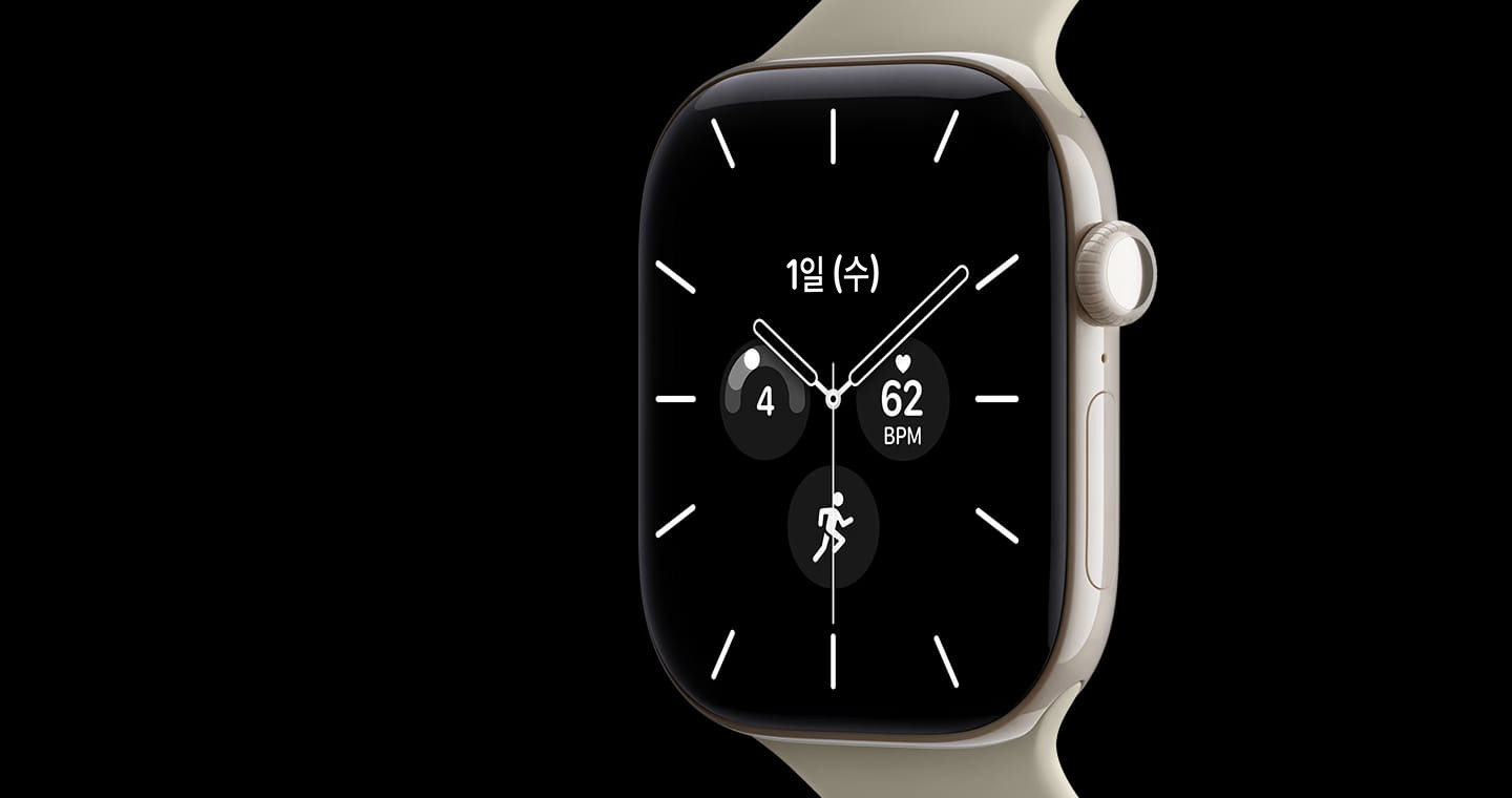 Apple Watch Series 12 라이트 골드 알루미늄. 화면에 심박 62 BPM 컴플리케이션이 표시되어 있다.