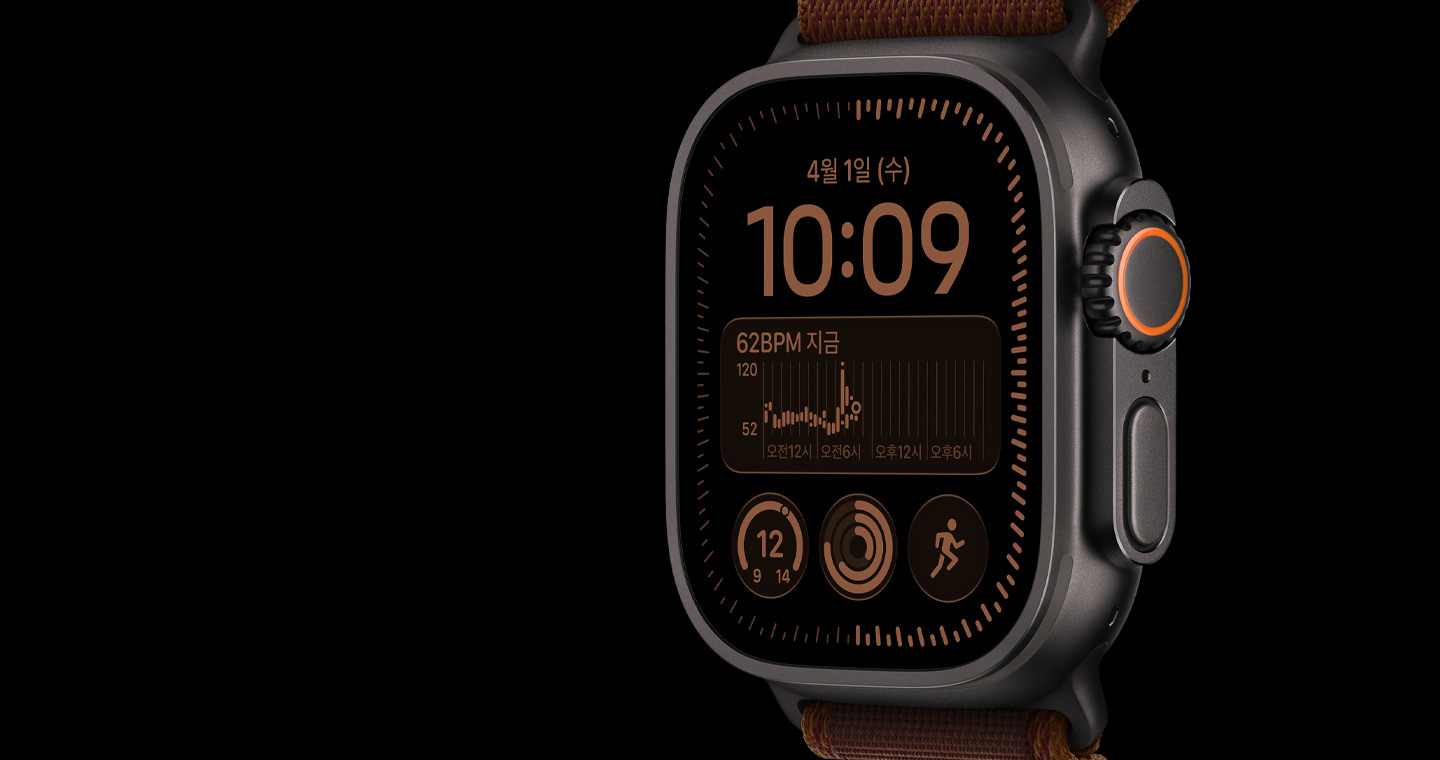 Apple Watch Ultra 4 블랙 티타늄. 화면에 심박 그래프와 활동 링이 표시되어 있다.