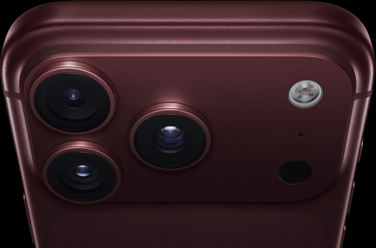 iPhone 18 Pro 버건디의 후면 카메라 클로즈업. 48MP 가변 조리개 메인, 울트라 와이드, 망원 세 개의 렌즈.